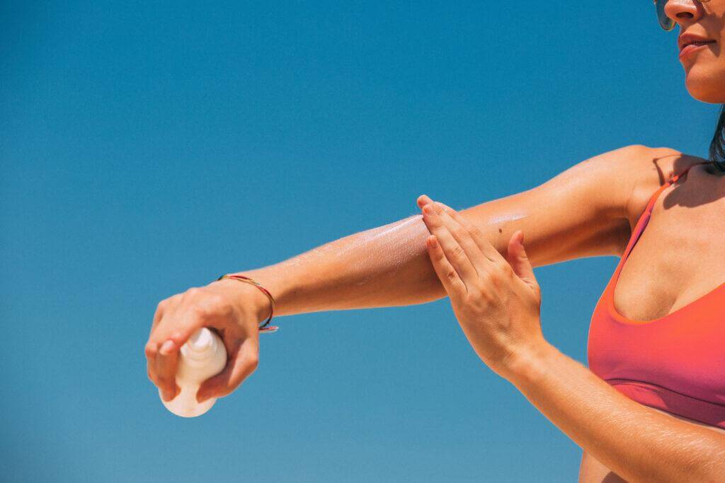 Penggunaan sunscreen untuk menjaga kulit dari paparan sinar matahari.