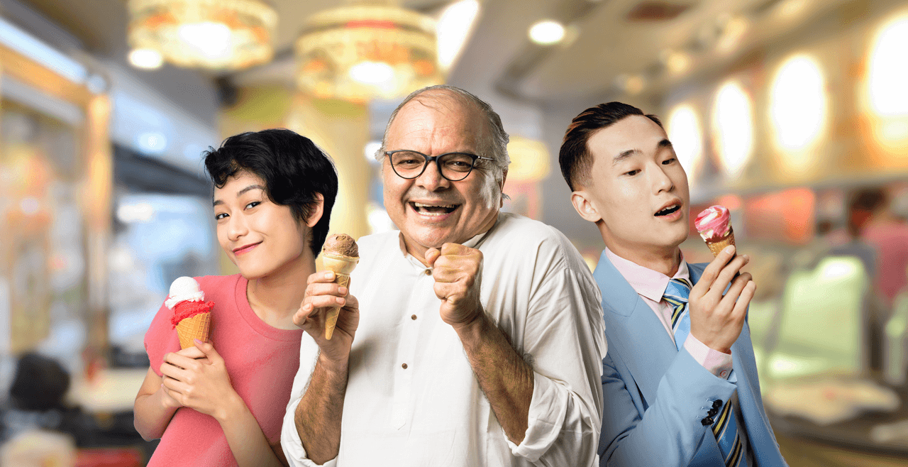 Menikmati es krim dengan bahagia.